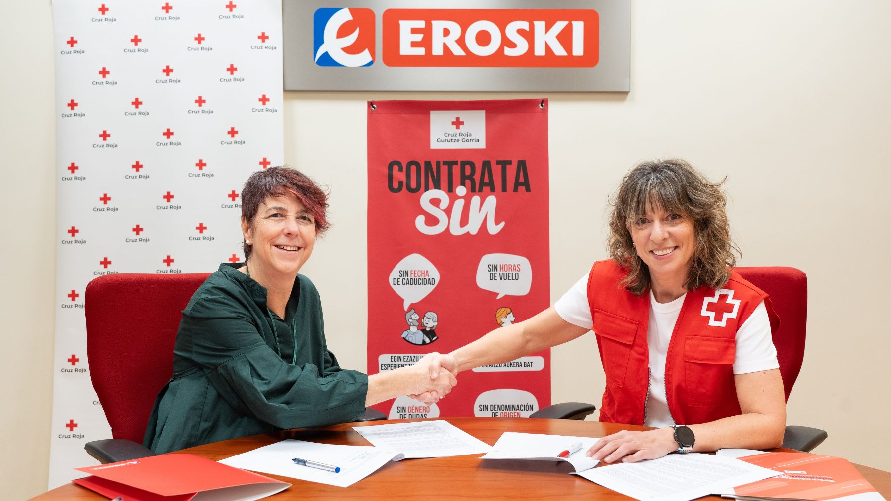 La responsable del Observatorio de Igualdad de EROSKI, Marta Carazo, y la la responsable autonómica de empleo de Cruz Roja Española, Teresa Romero.