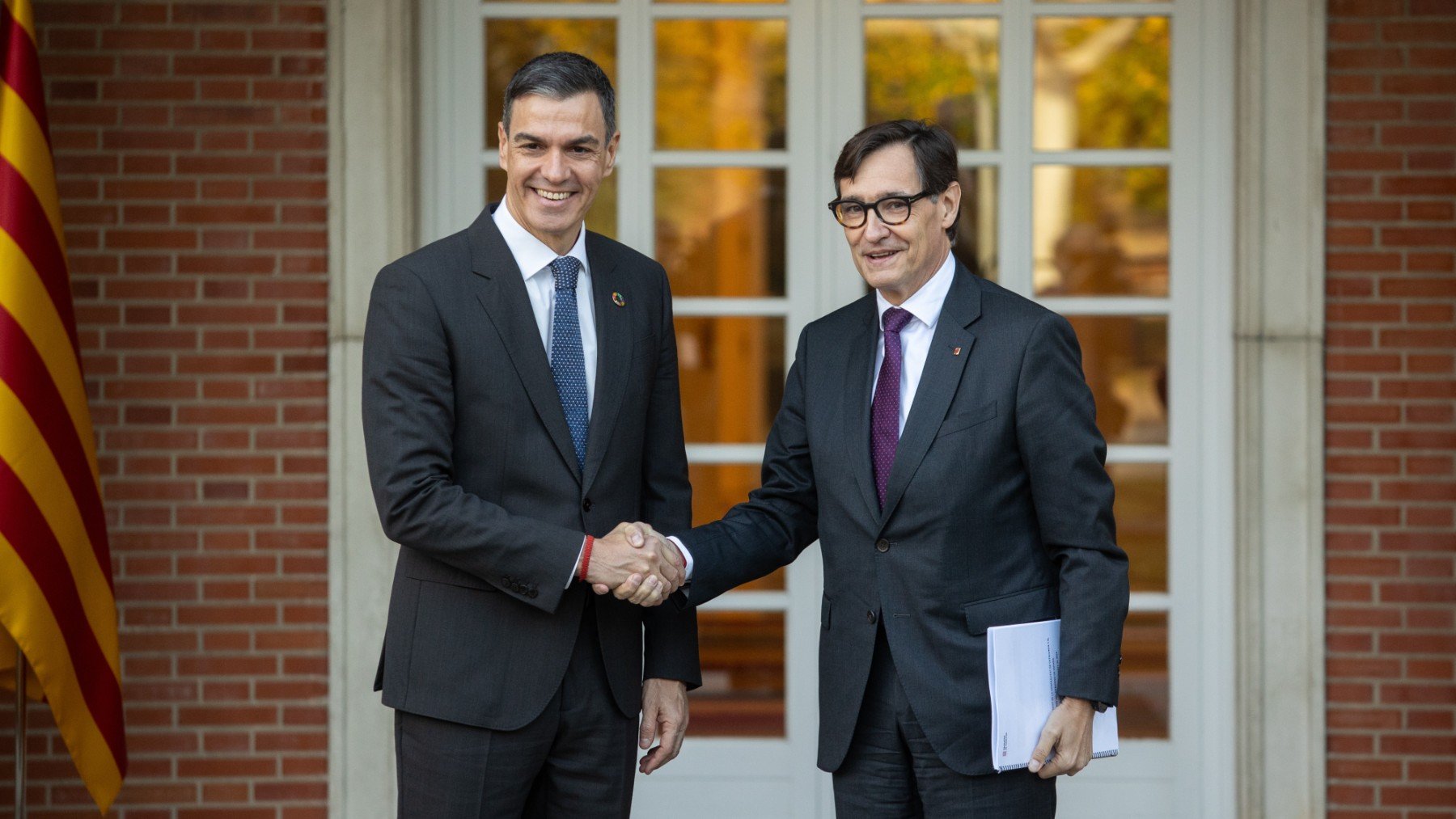 El presidente del Gobierno, Pedro Sánchez (i), se reúne con el presidente de la Generalitat, Salvador Illa.