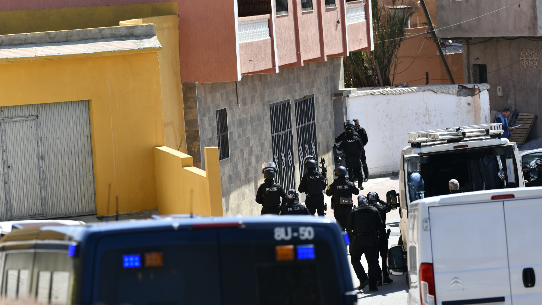 Operativo policial en el barrio de El Príncipe de Ceuta. (Foto: EP)