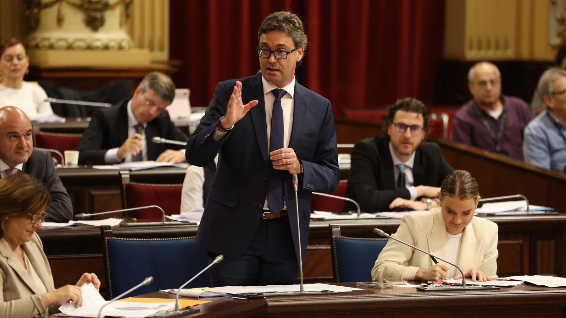 Antoni Costa y Marga Prohens en el Parlament.