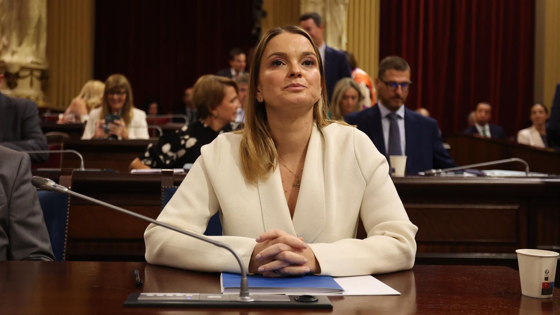 La presidenta Marga Prohens en el Parlament.