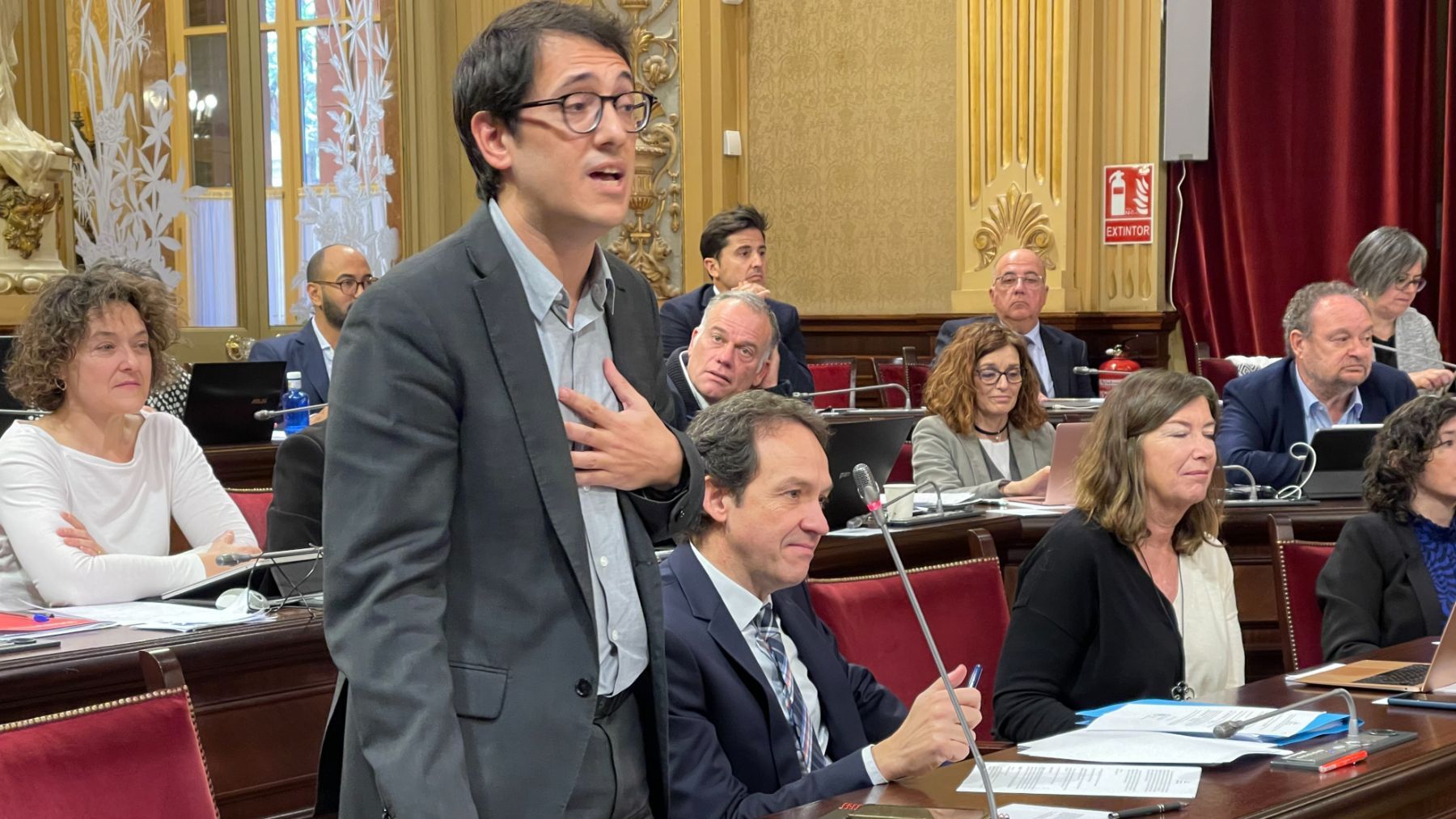 El portavoz del PSOE, Iago Negueruela, en el Parlament.