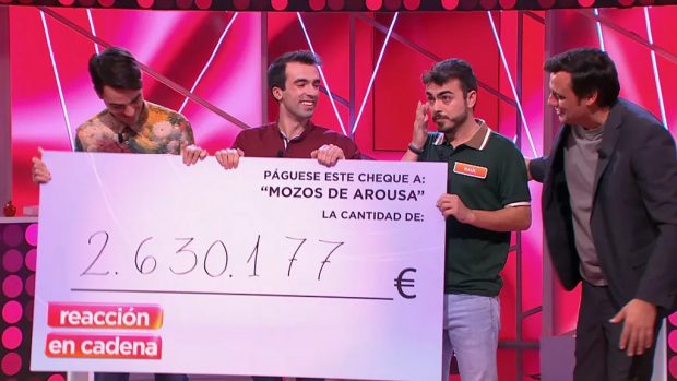 Ion Aramendi entrega el cheque a los Mozos de Arousa en Reacción en cadena. (Mediaset)