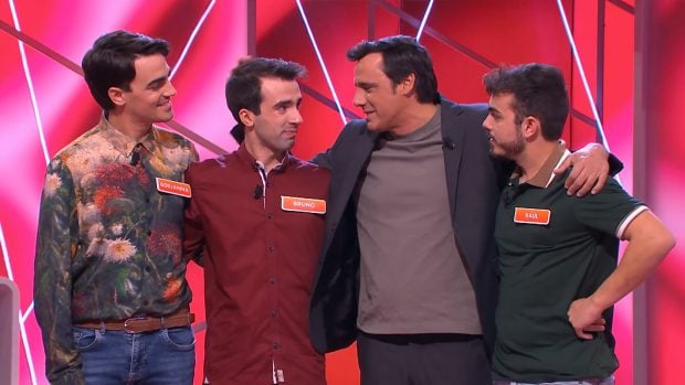 Ion Aramendi y los Mozos de Arousa, emocionados durante su despedida de Reacción en cadena. (Mediaset)