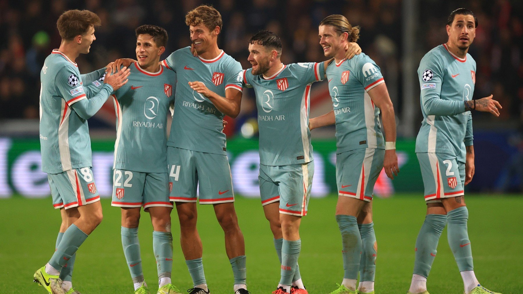 Los jugadores, celebrando el gol de Llorente.