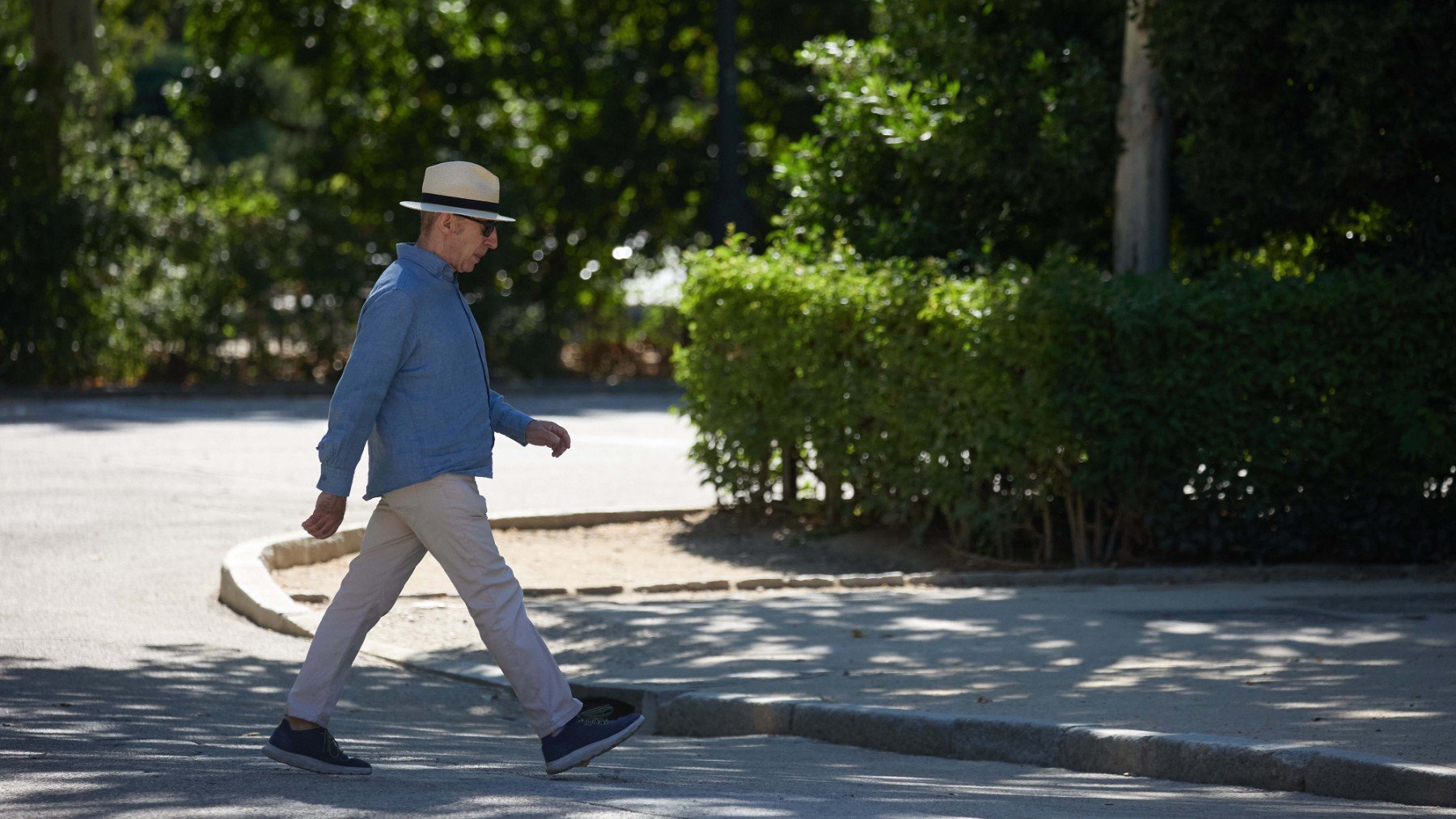 Un hombre pasea por un parque de Madrid. (EP)