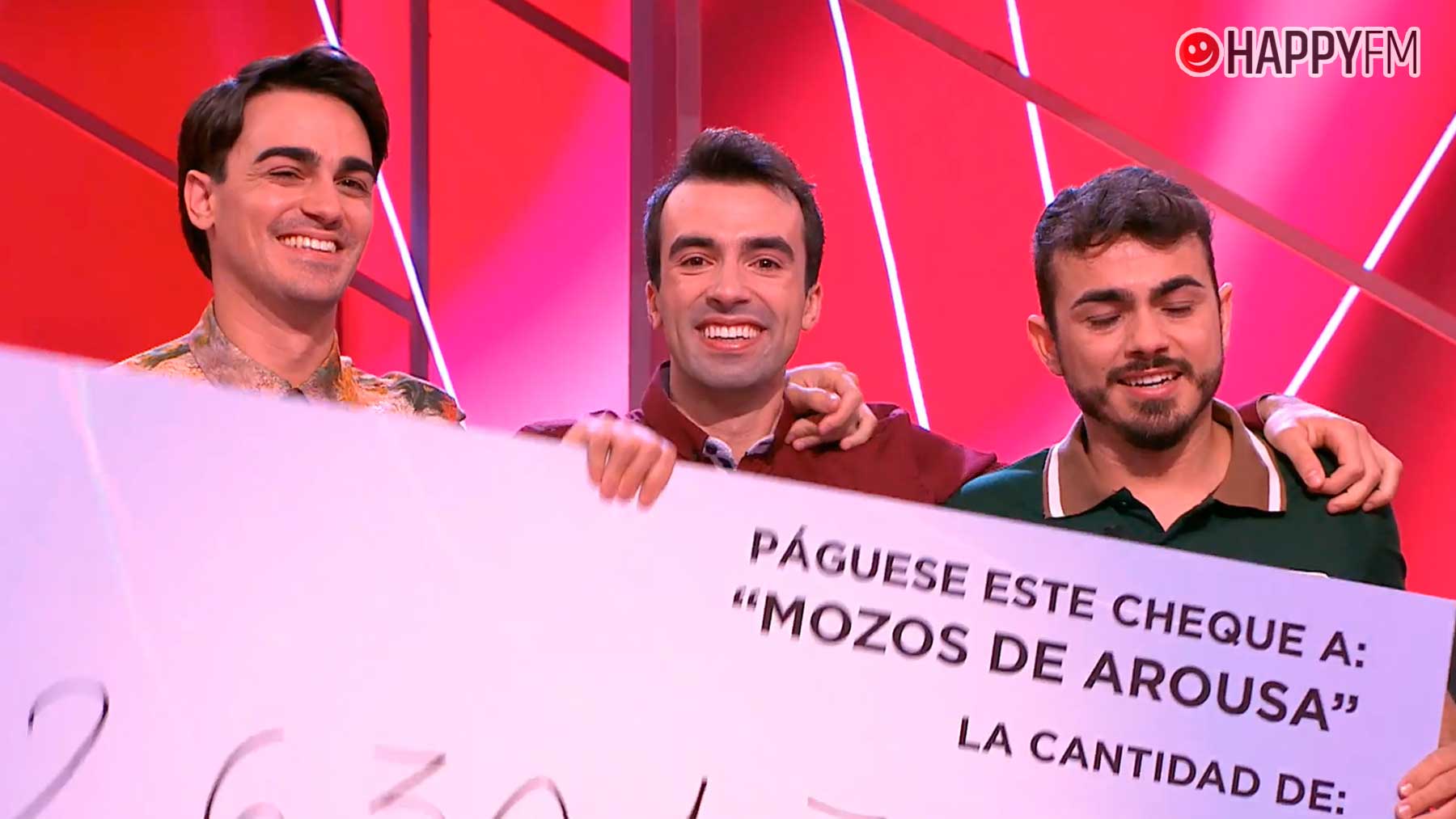 Los Mozos de Arousa posan con el cheque del dinero ganado en Reacción en Cadena (Mediaset).