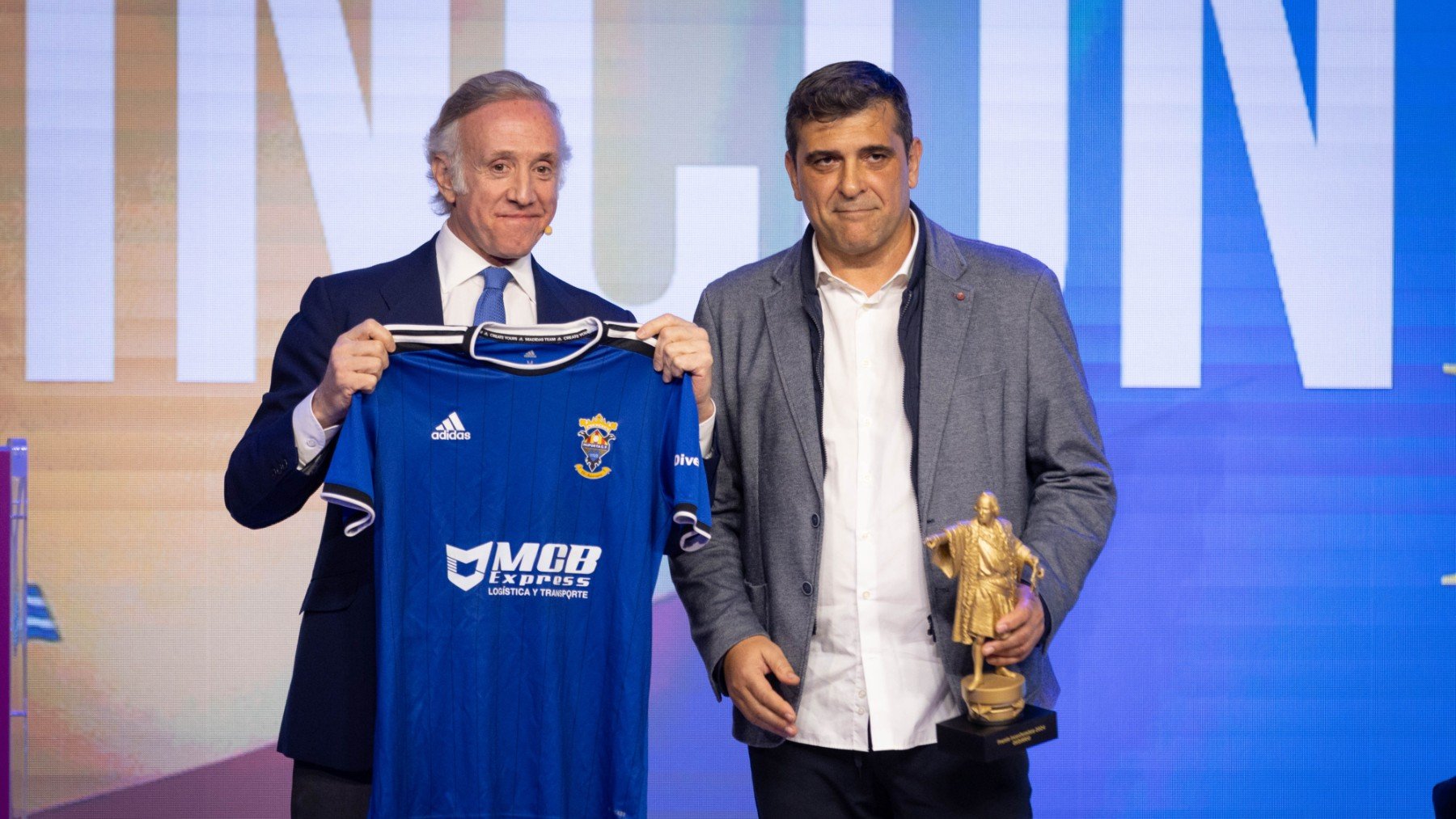 Eduardo Inda posa con la camiseta del Paiporta junto al vicepresidente del club valenciano. (Rubén del Valle)