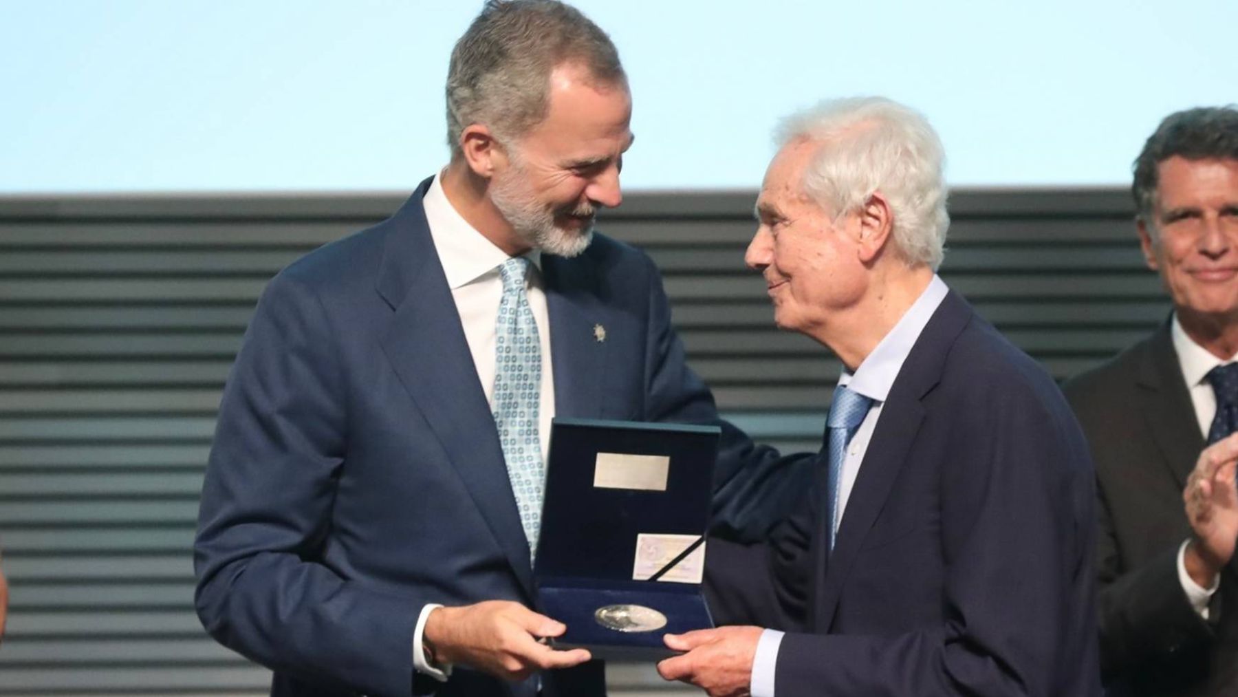 El Rey Felipe VI entrega el Premio Reino de España a Gabriel Escarrer.