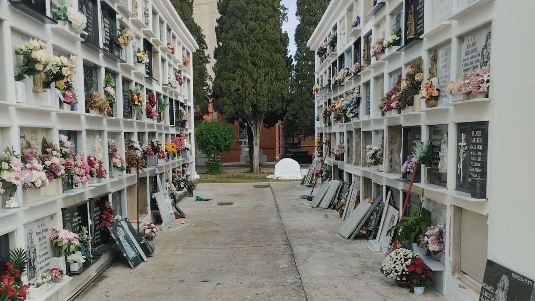 Tumbas profanadas en el cementerio municipal de Utrera (Sevilla).