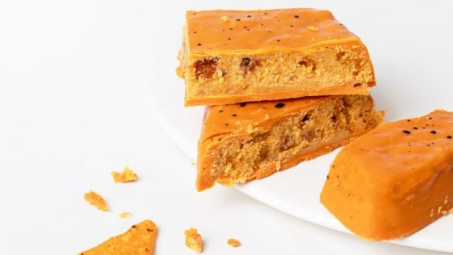 El influencer Peldanyos prueba el turrón más transgresor de esta Navidad: de nachos cheddar