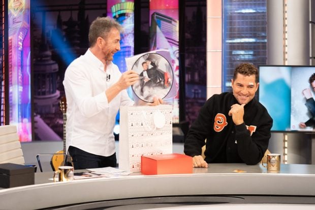 Pablo Motos y David Bisbal en el plató de El Hormiguero (Atresmedia).