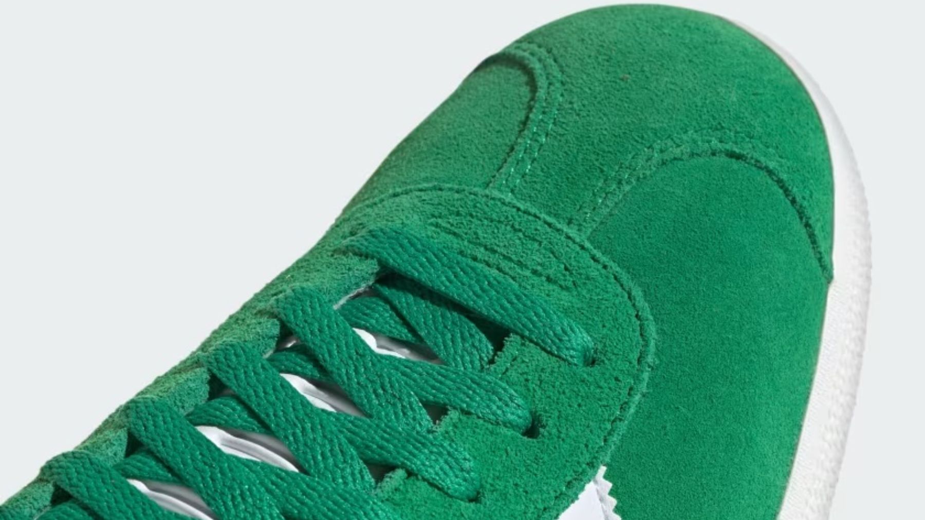 Zapatilla verde Adidas.