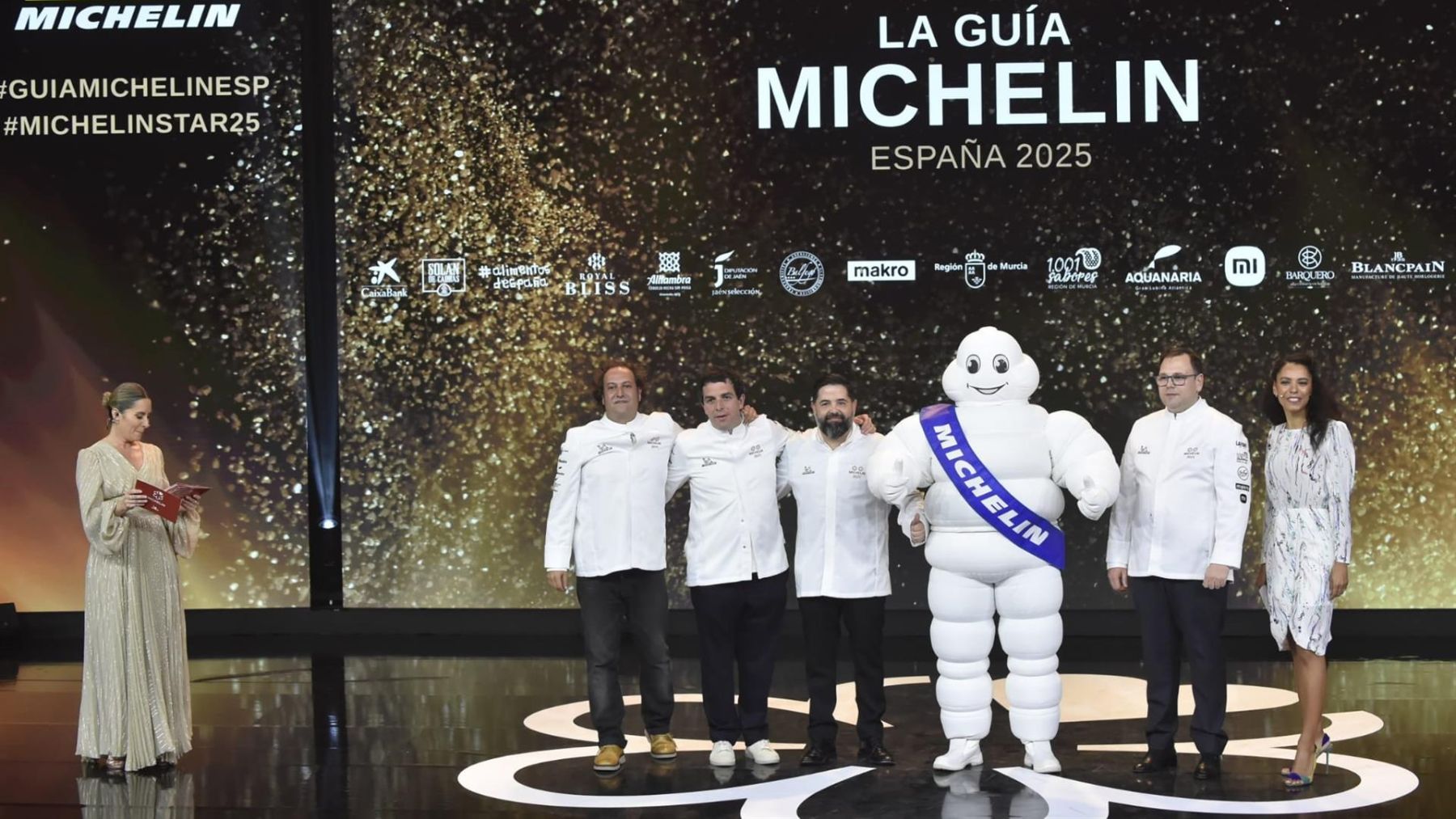 Los chef de restaurantes con dos Estrellas Michelín posan durante la gala de la Guía Michelin 2025. (Javi Carrión)