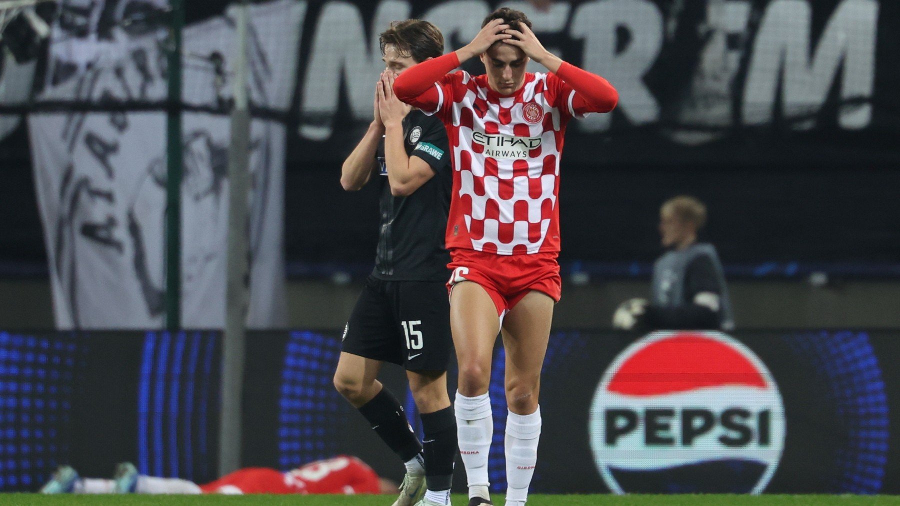 Francés, en el partido del Girona ante el Graz. (EFE)