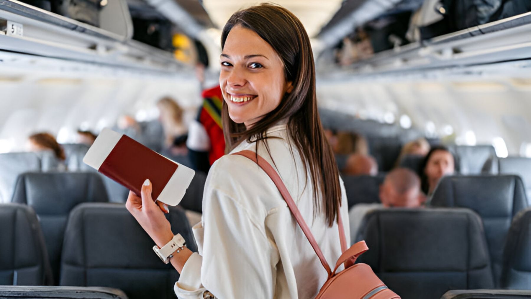 Joven dentro de un avión con su billete.