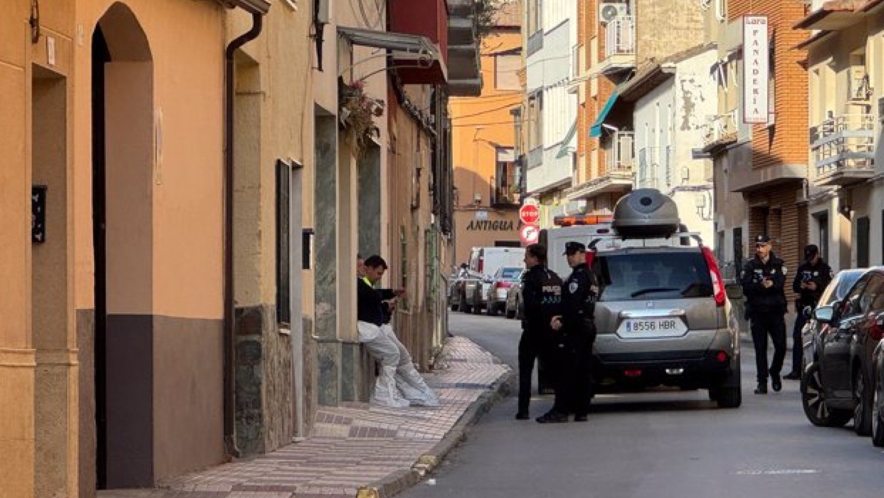 La Policía Local de Madridejos custodia la calle donde se ha producido el homicidio. Foto: Europa Press.