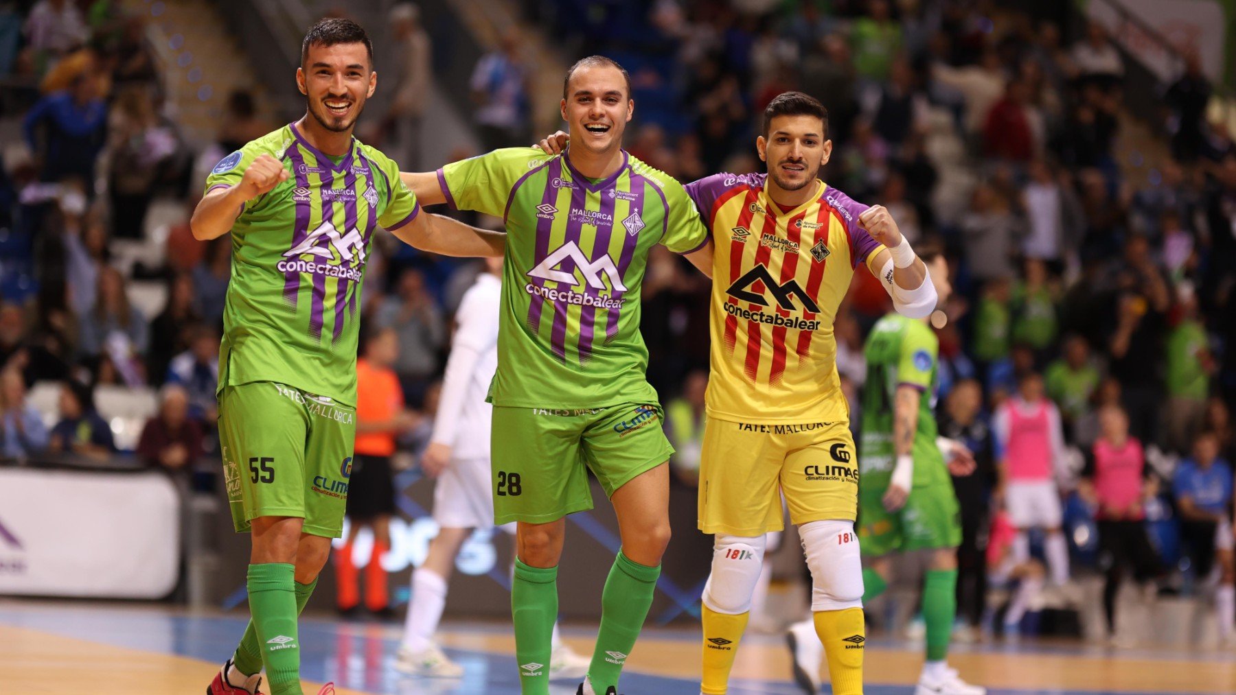 Los jugadores celebran la victoria.