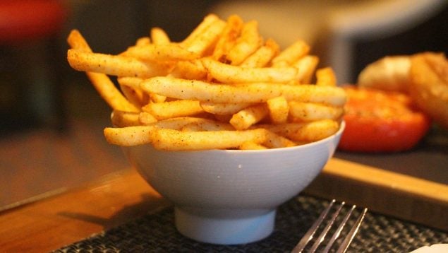 Ni a remojo ni con ajo: el truco definitivo para que las patatas fritas te queden crujientes y sabrosas