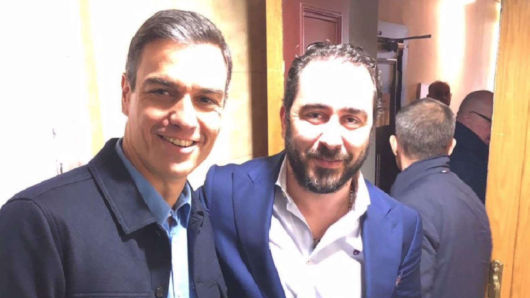 Pedro Sánchez junto a Víctor de Aldama.