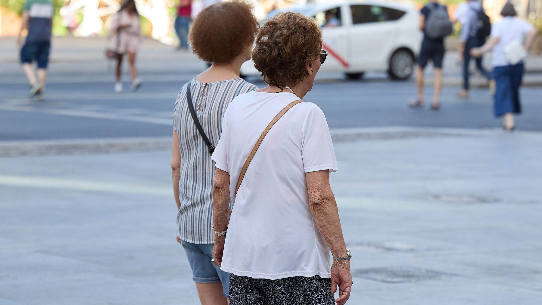 Dos personas mayores caminan por las calles de Madrid. (EP)