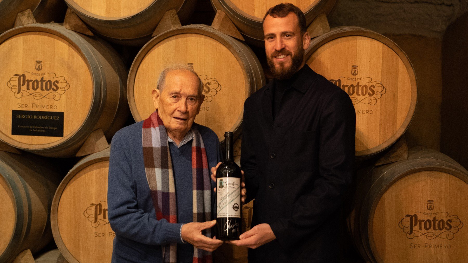 Sergio Rodríguez posa con el presidente de la Bodega Protos.