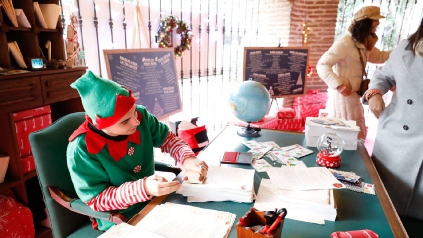 Un elfo en la Casa de Papá Noel de Móstoles.