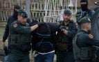 Agentes de la Guardia Civil con un detenido en una operación antiyihadista.