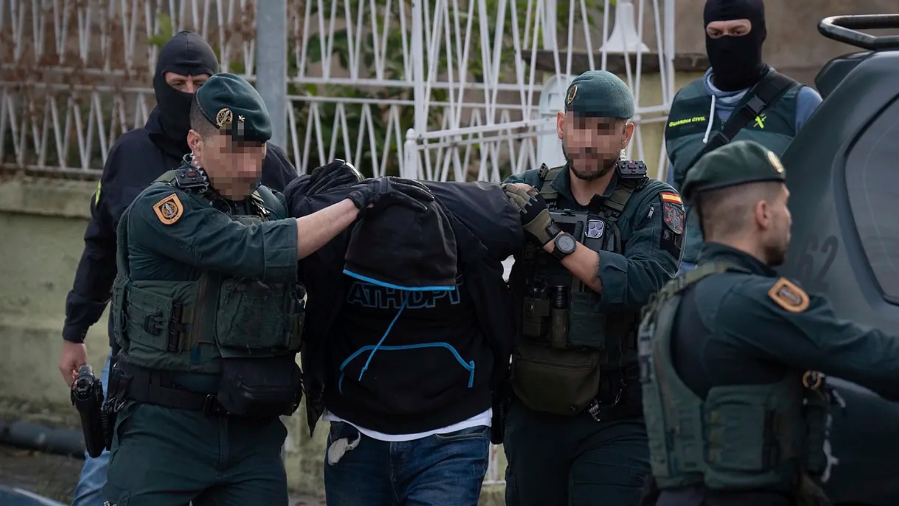 Agentes de la Guardia Civil con un detenido en una operación antiyihadista (Foto: EP)