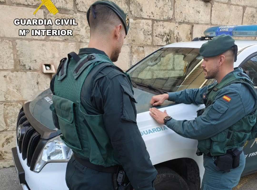 Dos agentes de la Comandancia de la Guardia Civil en Baleares.