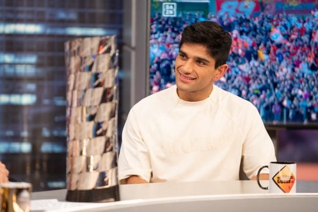 Jorge Martín junto al premio de campeón del mundo de Moto GP en El Hormiguero (Atresmedia).