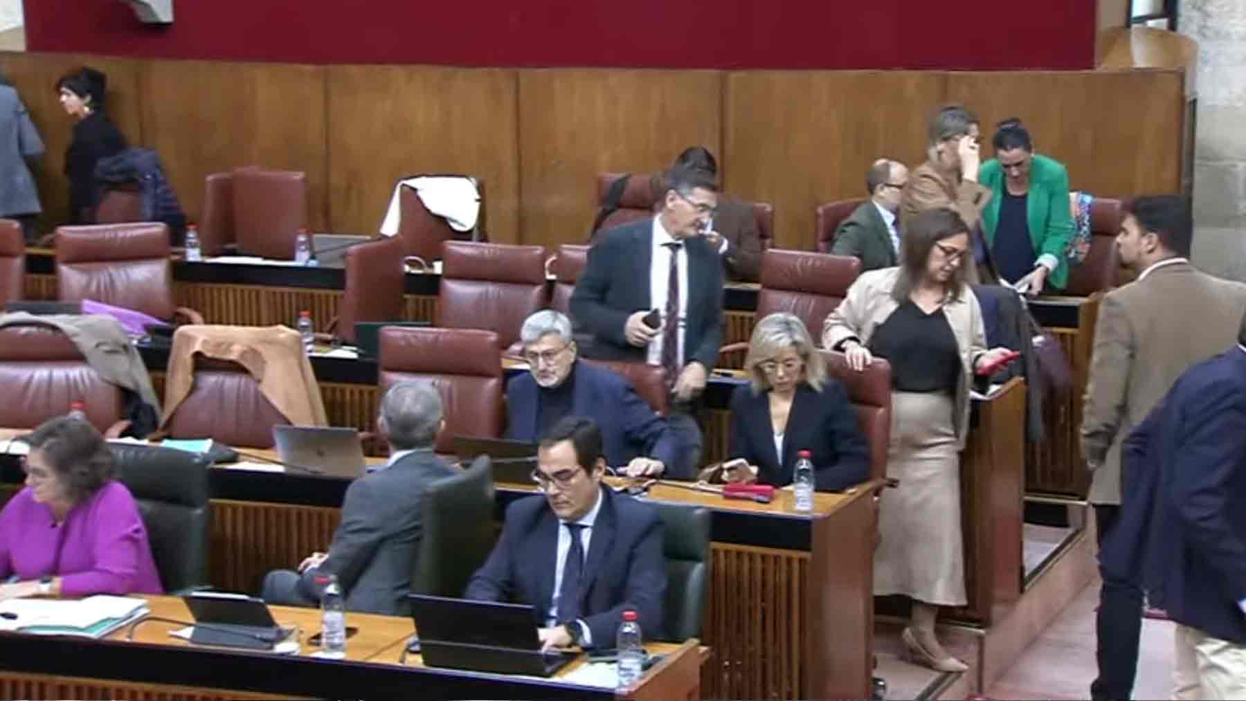 Diputados socialistas abandonan el Parlamento de Andalucía.