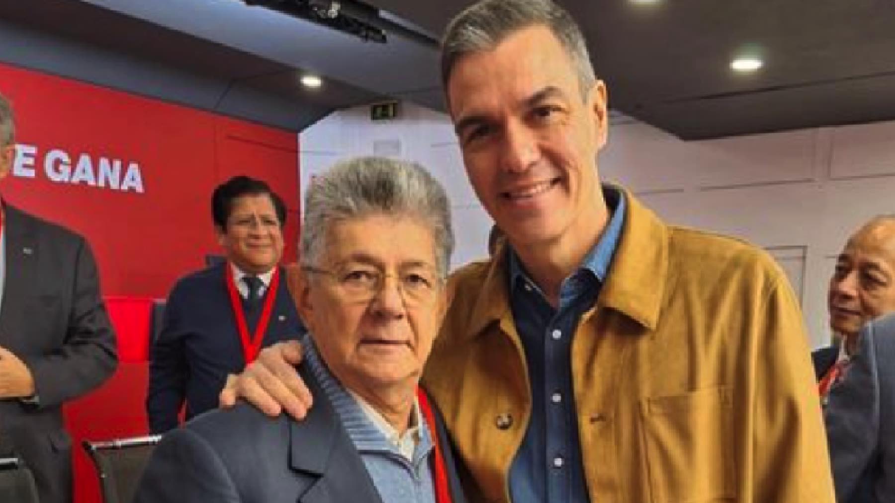 Herny Ramos Allup junto a Pedro Sánchez en Ferraz.