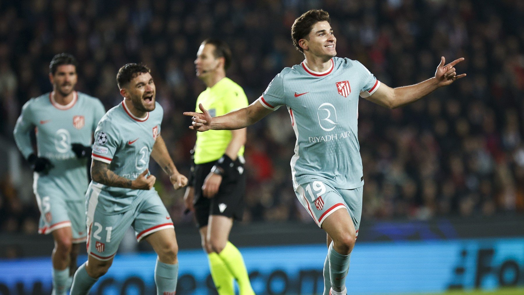 Julián celebra su primer gol en Praga.