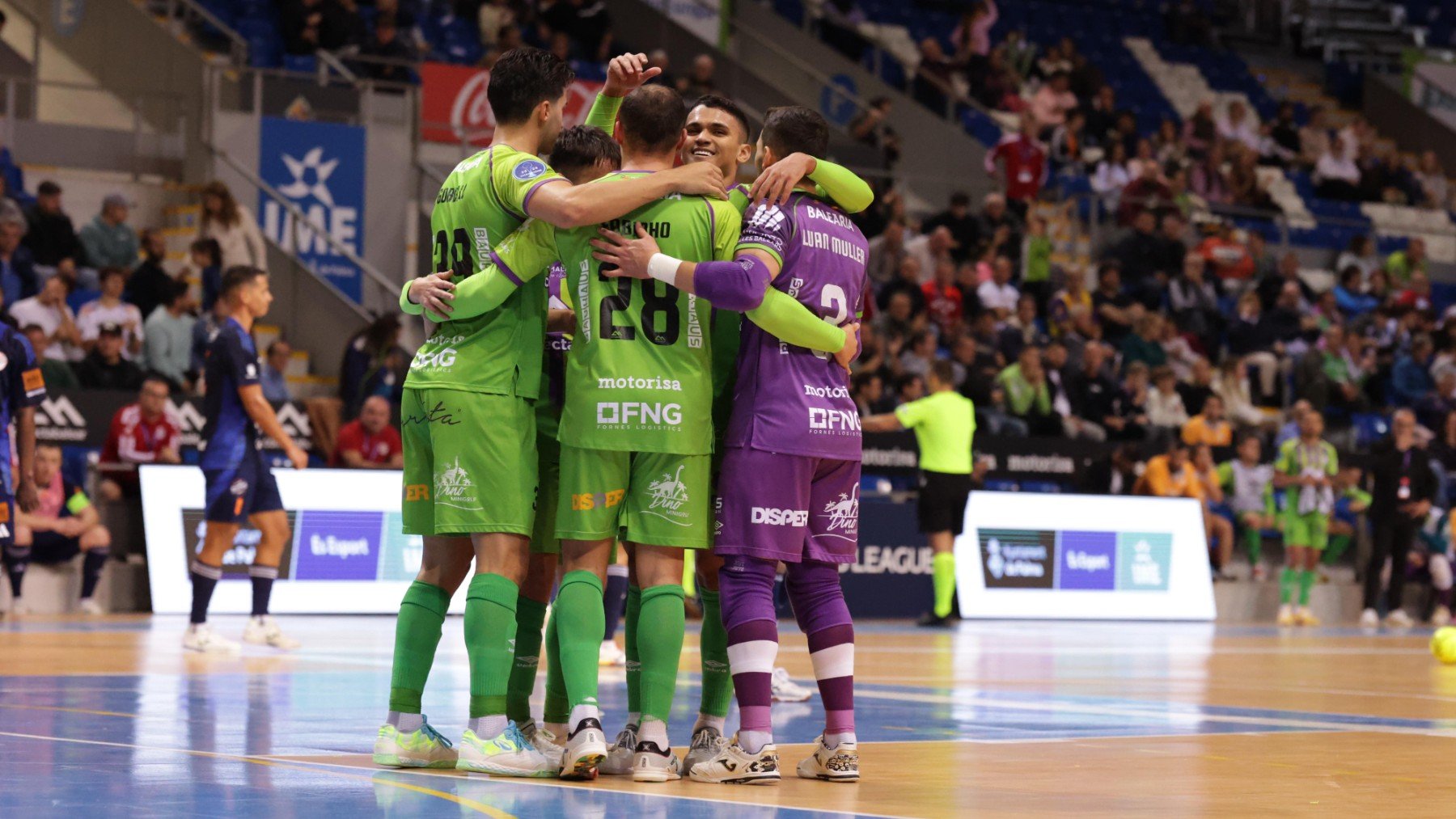 Los jugadores celebran la victoria de ayer.