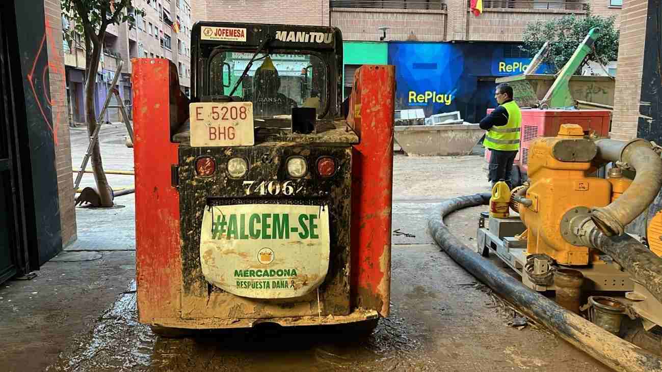 Maquinaria limpiando las calles afectadas por la DANA en Catarroja.