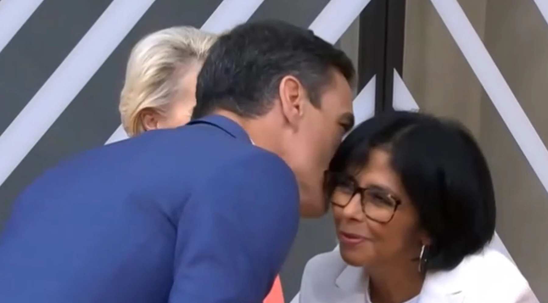 Pedro Sánchez saludando a Delcy Rodríguez.