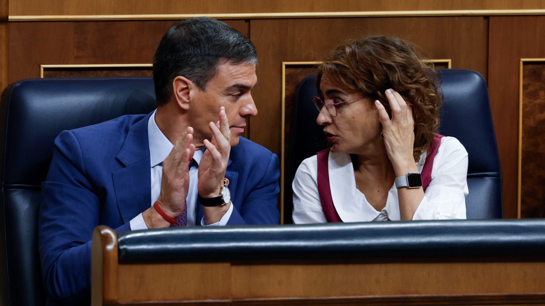 Pedro Sánchez y María Jesús Montero. (EFE)