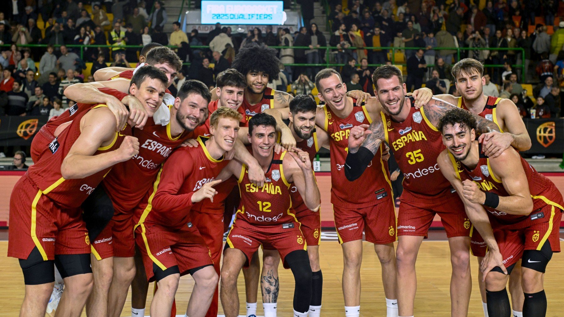 Los jugadores de la selección española de baloncesto celebran su clasificación para el Eurobasket 2025. (EFE)