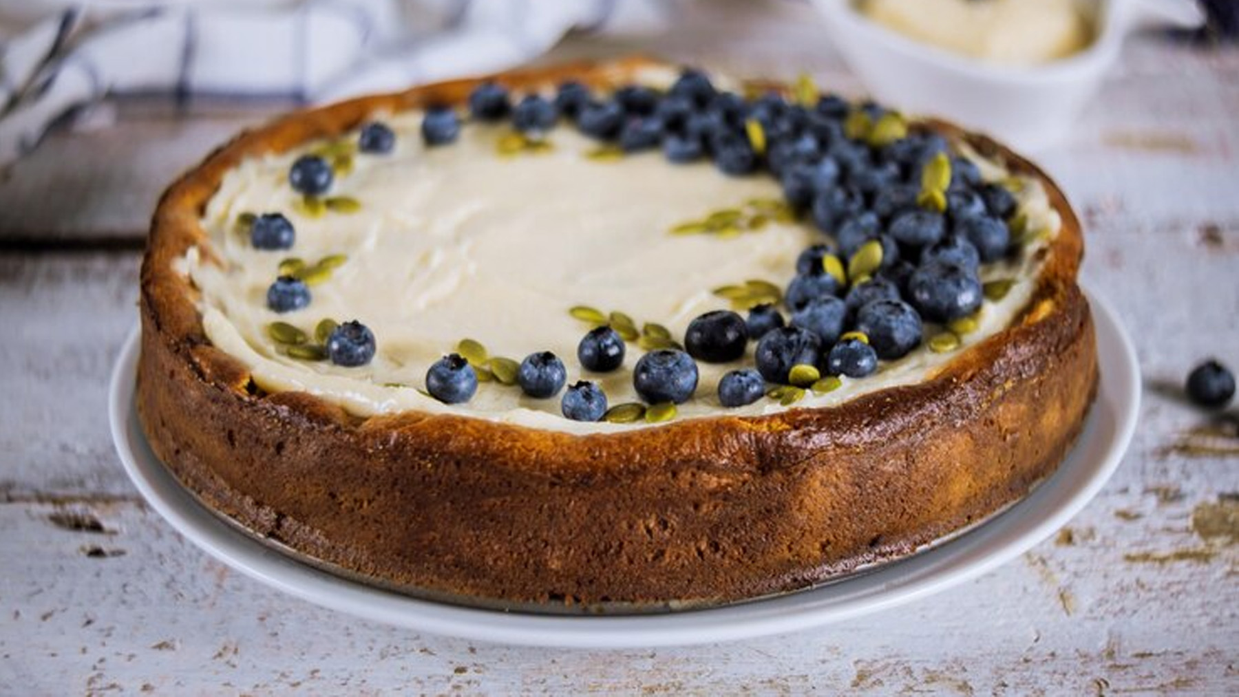 Tarta de yogur griego con arándanos. Foto: Freepik.