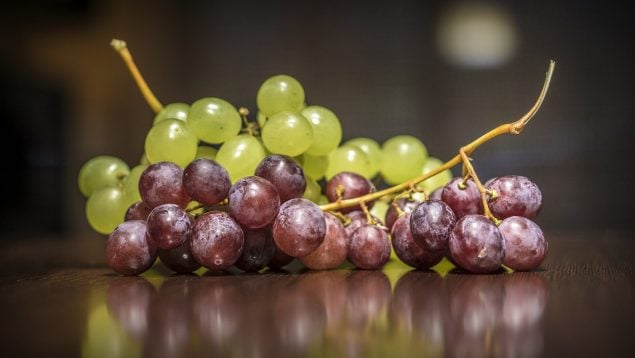 Truco de Karlos Arguiñano, truco casero Arguiñano, truco para quitar pepitas uva, truco de Arguiñano pelar uvas.