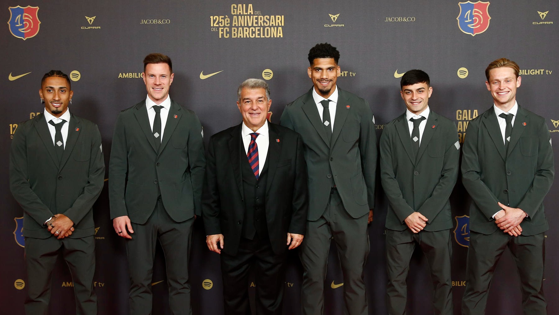 Laporta junto a varios jugadores del Barça en el 125 aniversario.