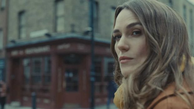 Keira Knightley en la serie de 'Palomas Negras', de Netflix.