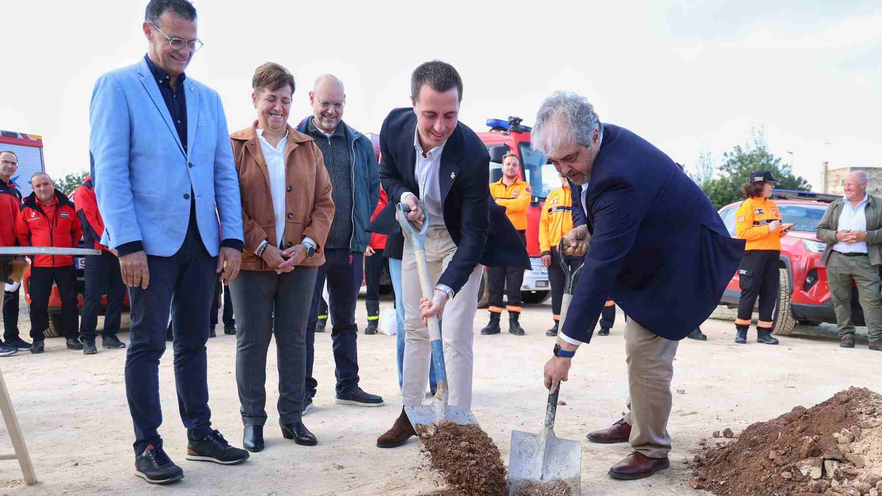 Llorenç Galmés y Rafel Bosch colocan la primera piedra del parque de bomberos en Santanyí.