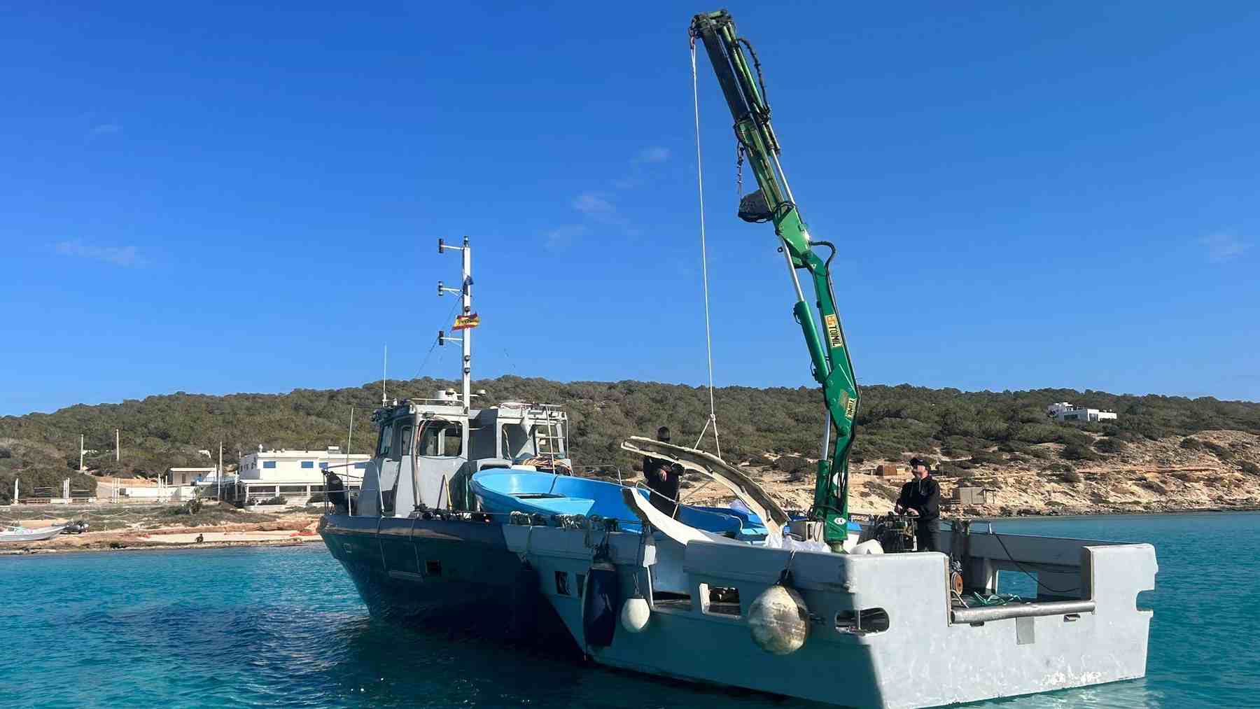 Retirada de una de las pateras que llegó a Formentera en 2024. CONSELL FORMENTERA