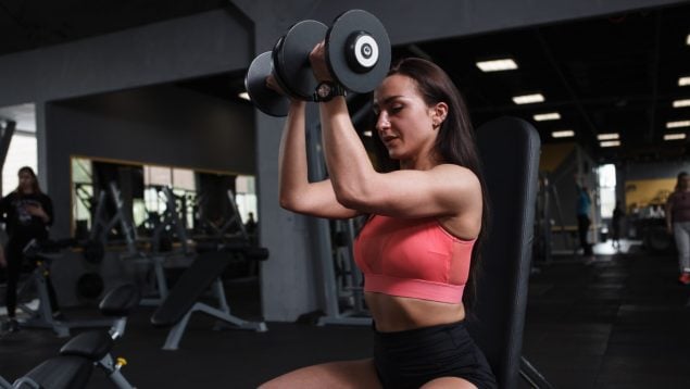 Una mujer realiza CrossFit