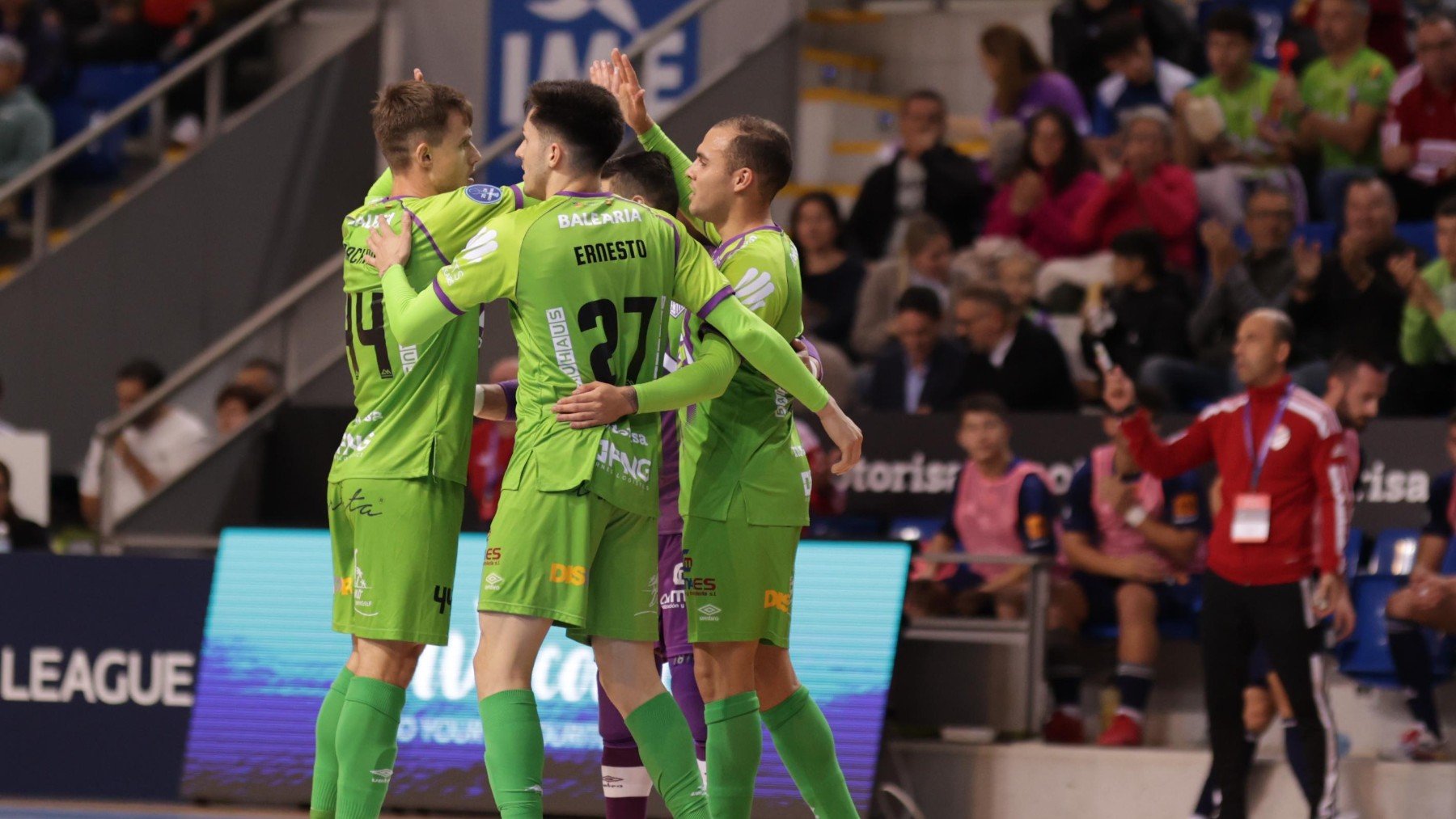 Los jugadores del Illes, celebrando un gol.