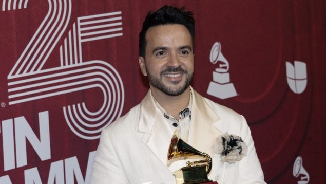 Luis Fonsi tras recoger un premio de música