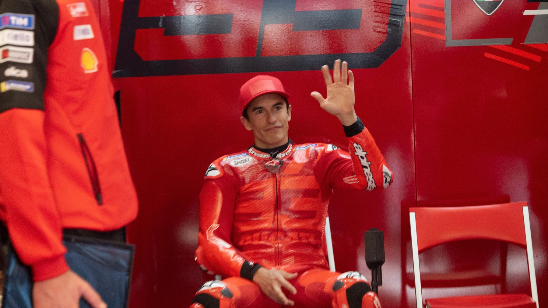 Marc Márquez, en el box de Ducati Lenovo, en el test de Barcelona. (Getty)