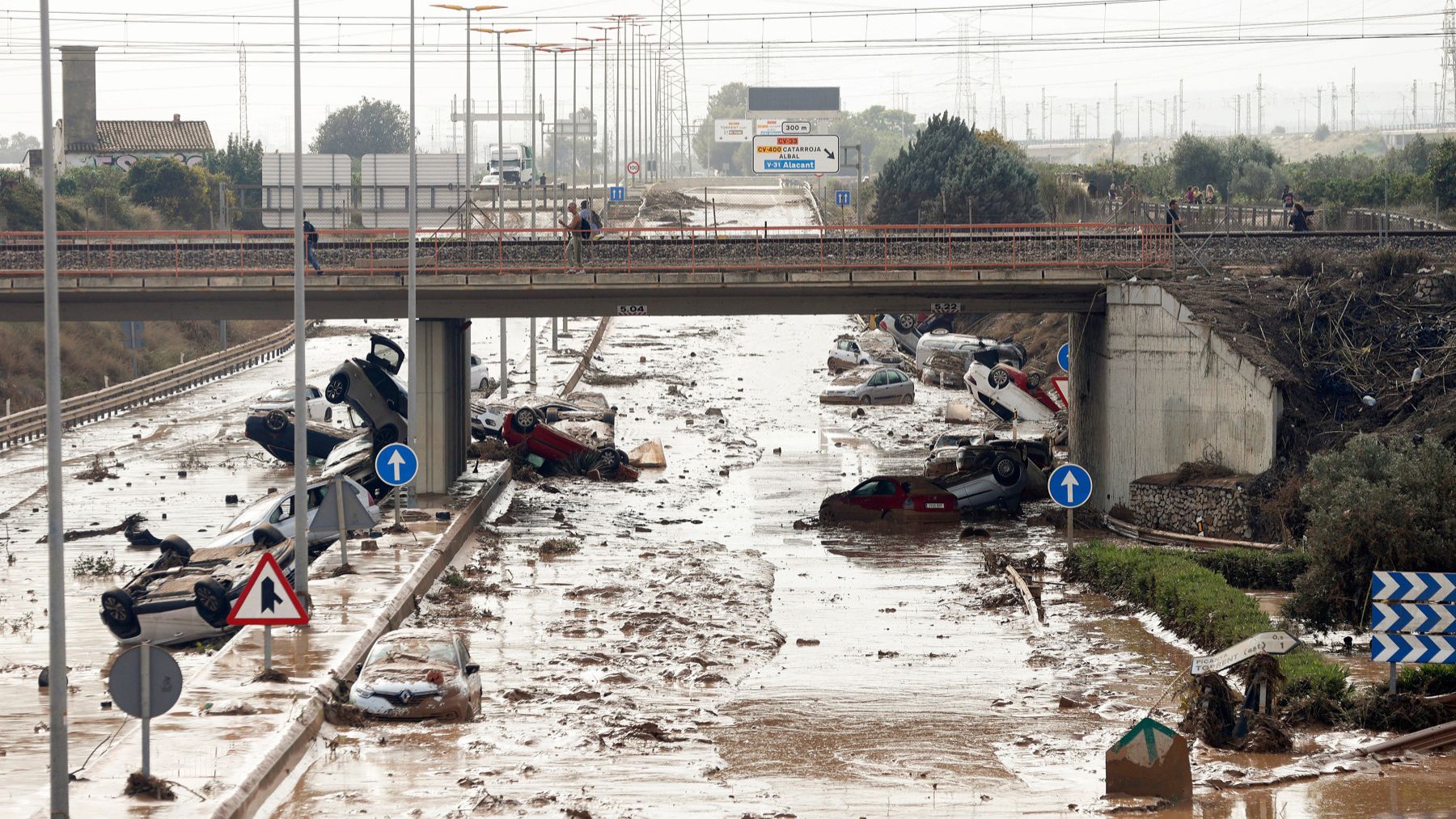 La carretera que une Valencia y Torrent, 30 días después de la DANA. (Efe)